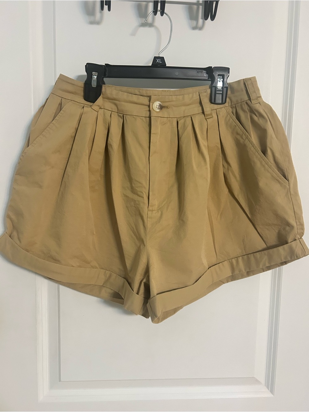 Doen Khaki High-Waist Pleated Shorts